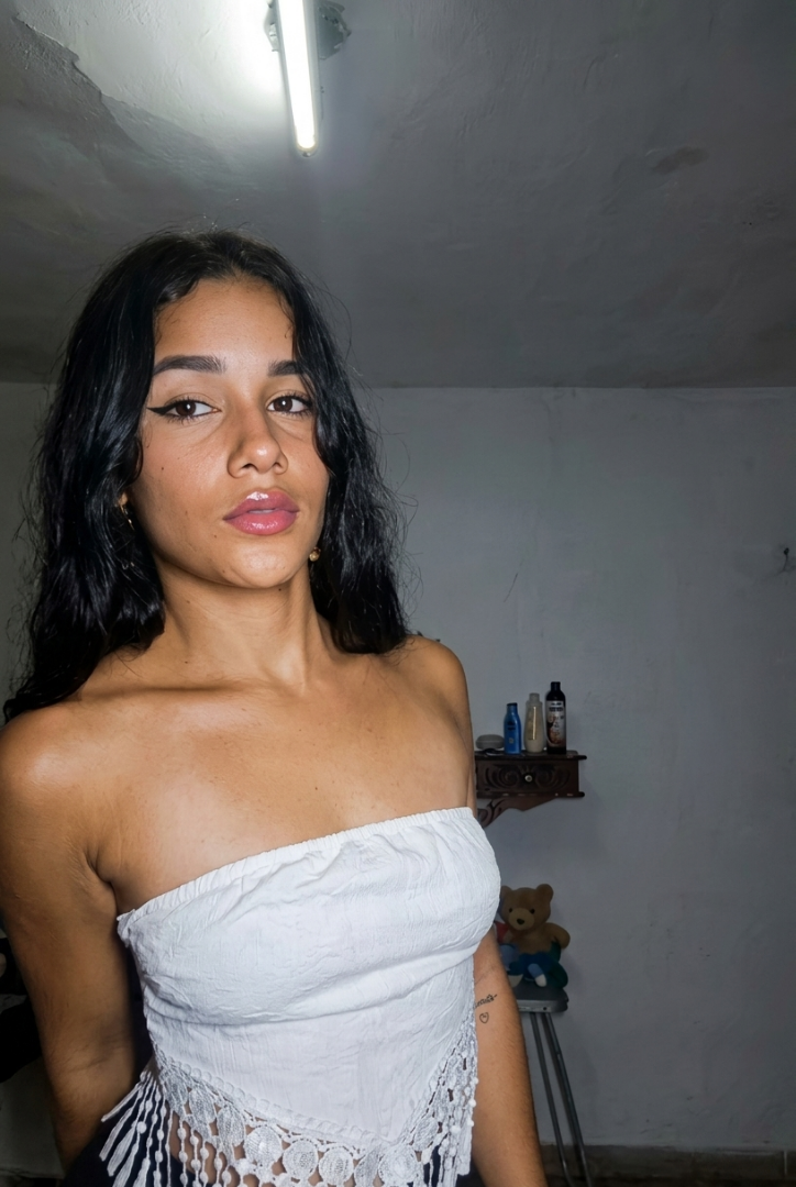 Woman available for live video conversation — Lia in Room 11